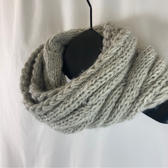 AMERICAN Eagle Outfitters Cable Knit Infinity Scarf - Picture 4 of 4